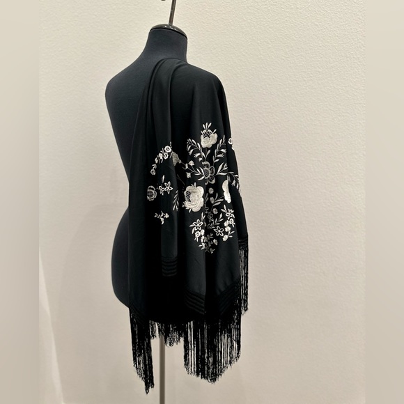 Vintage Triangle Shaped Scarf with Fringes - Picture 4 of 7